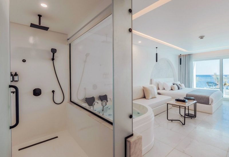 deluxe-jacuzzi-room